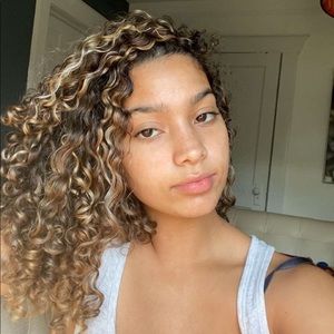 Meet your Posher, Lauramel